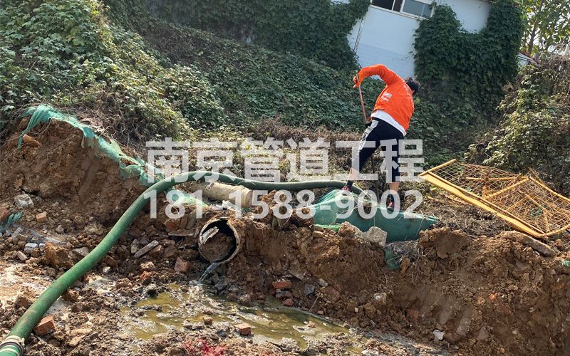 263银矿地质工地化粪池清理