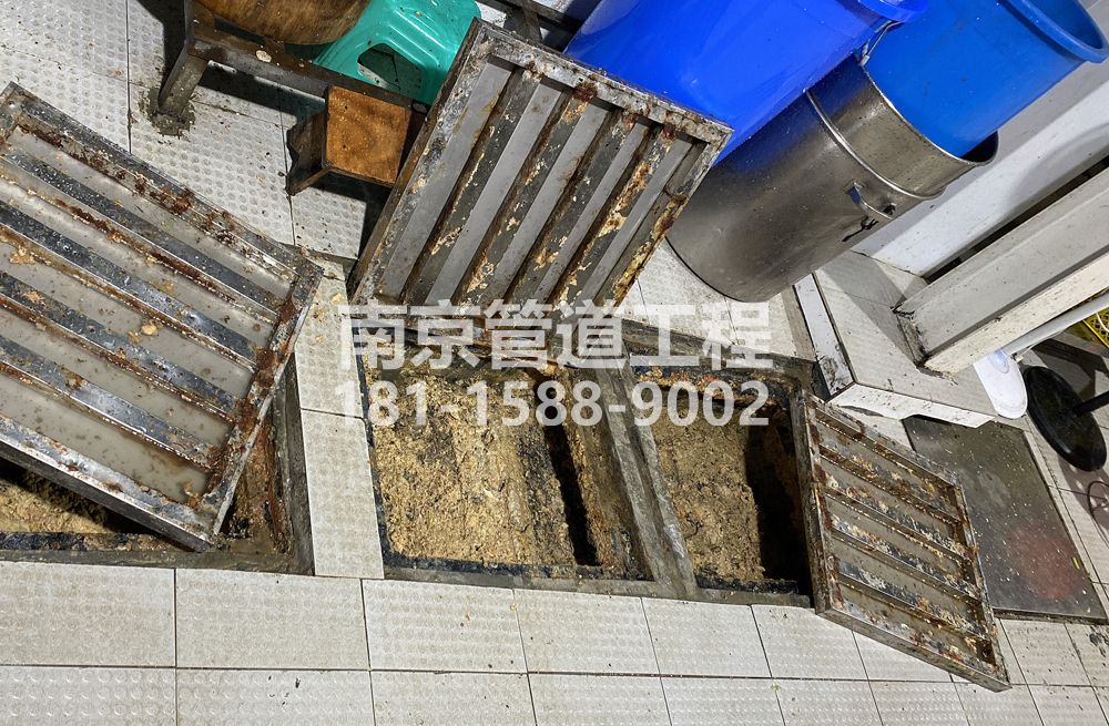 278银矿地质城管中队食堂隔油池清理