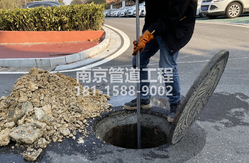 306银矿地质管道油块清理