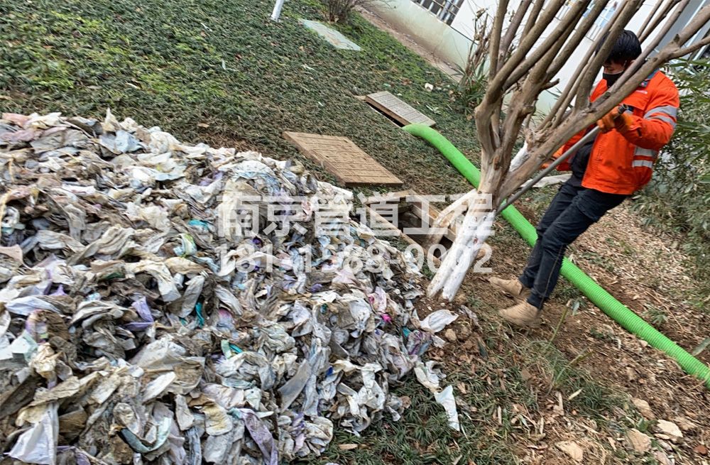 315银矿地质化粪池垃圾清理